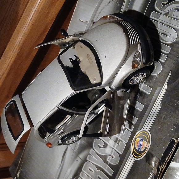 🤠New In Box 2001 CHRYSLER PT CRUISER SILVER Die Cast 1:24 Scale - Picture 3 of 5